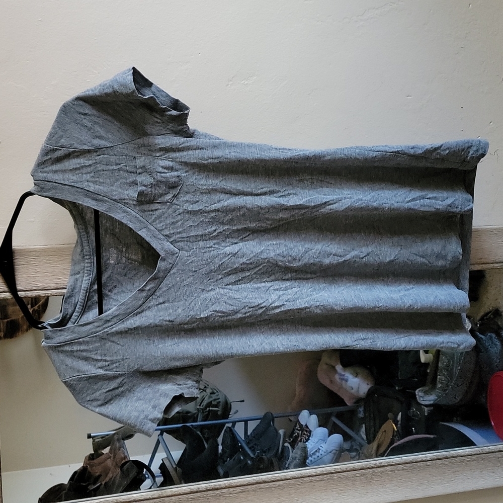 Grey tee